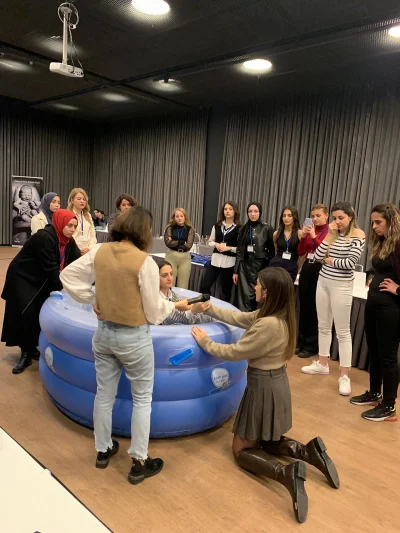 Op. Dr. Yusuf Olgaç Suda Doğum Eğitimi verdi.