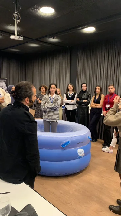 Op. Dr. Yusuf Olgaç Suda Doğum Eğitimi verdi.